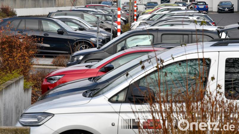 Am Kaufland-Parkplatz in Sulzbach-Rosenberg ist es zu einer Fahrerflucht gekommen. Doch diesmal hat ein aufmerksamer Zeuge alles beobachtet - und den Besitzer des beschädigten Autos per Lautsprecher ausrufen lassen. Bild: Petra Hartl