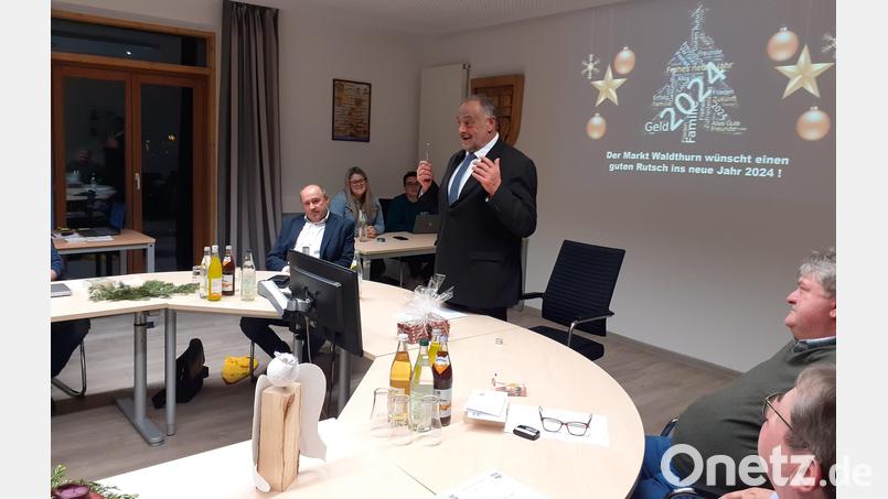 Bürgermeister Josef Beimler (stehend) blickt in der letzten Marktratssitzung des Jahres auf das abgelaufene Jahr zurück. Bild: fla