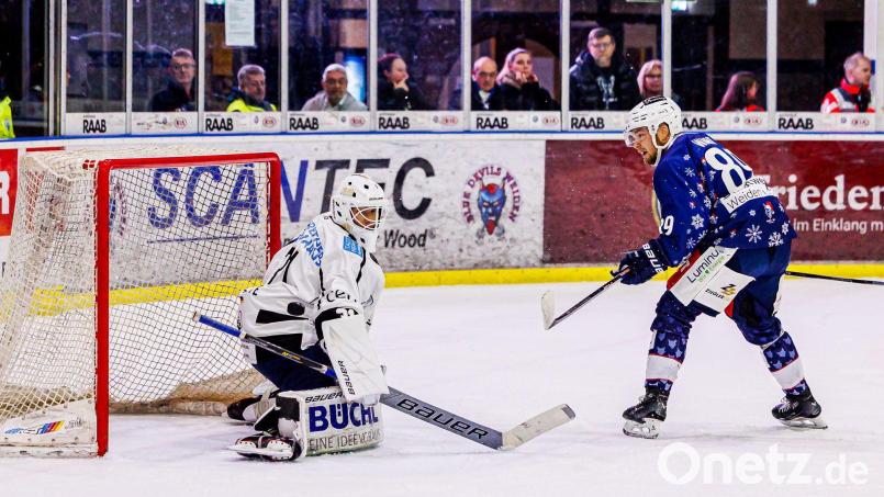 Tyler Ward (rechts, Szene aus der Partie gegen die Bayreuth Tigers) brachte die Blue Devils beim Sieg in Lindau mit 1:0 in Führung. Archivbild: Werner Moller