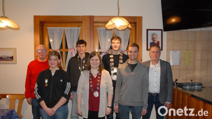 Die Schmidmühlener Sportschützen proklamieren ihre neuen Würdenträger (von links): Gauschützenmeister Heinrich Fraunholz, Gaujugendkönigin Anna Haderer, Jugendkönig Lukas Fleischmann, Schützenkönigin Angelika Hüttner, Schützenkönig Simon Reheis, Zweiter Schützenmeister Torsten Flieder und Dritter Bürgermeister Mathias Huger. Bild: pop