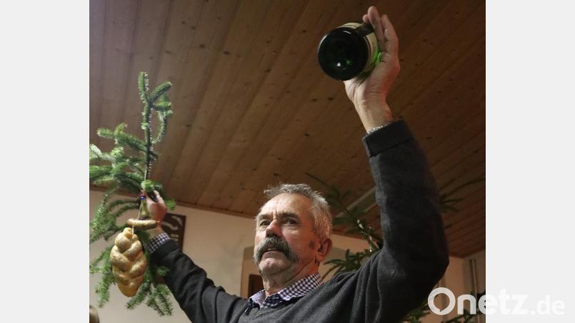 Ehrenmitglied Richard Drick bringt mit vollem Einsatz bei der Christbaumversteigerung der Schützengesellschaft Edelweiß Wolfsbach Waren an den Mann und die Frau. Bild: mrr