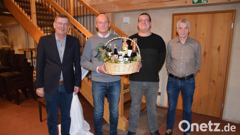 Nach 38 Dienstjahren beim Zweckverband zur Wasserversorgung der Vils-Naab-Gruppe geht Wassermeister Josef Dirmeier (Zweiter von links) in den Ruhrstand. Mit dabei Zweckverbandsvorsitzender Peter Braun (links), Dirmeiers Nachfolger Marco Deml (Zweiter von rechts) und der stellvertretende Zweckverbandsvorsitzende Josef Auer. Bild: bö