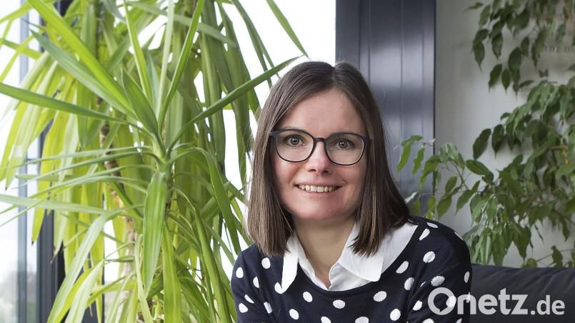 Manuela Lippert kann wieder lachen. Wegen einer seltenen Erkrankung hat sie ihre Segel medizinisch neu gesetzt und gibt ihr Wissen nun an Menschen weiter, die ihre Lebensqualität verbessern möchten. Bild: Judith Holz/exb