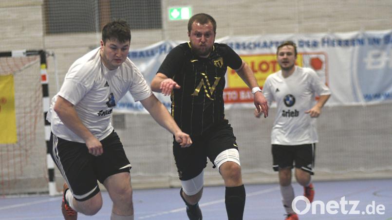 Der SV Waldau (dunkle Trikots) und die SpVgg Vohenstrauß standen sich bei den letzten Futsal-Kreismeisterschaften im Finale gegenüber. Dabei siegte Waldau überraschend mit 1:0. Am Samstag, 13. Januar 2024, folgt die Neuauflage der Kreistitelkämpfe. Archivbild: otr