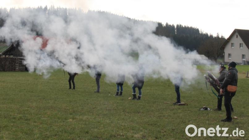 Lautstark schießt die Böllergruppe des VPC Thanstein das neue Jahr an. Bild: dl