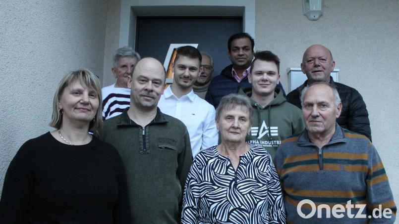 Christa Schiener (vorne) mit Ehemann Georg sowie Tochter Heike Lang (von links) und Schwiegersohn Andreas Lang. Ebenso gratulierten (hinten, von links) Schwester Anita Reger, Enkelkind Marco Lang, Trachtenvereinsvorsitzender Hans-Jürgen Enders, Pfarrer Pater Anish George, Enkelkind Jannick Lang und CSU-Vorsitzender Josef Söllner. Bild: soj