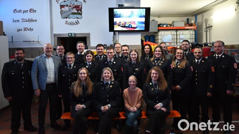 Die Feuerwehr Schlicht ehrt bei ihrem Kameradschaftsabend einige Aktive. Bild: lei