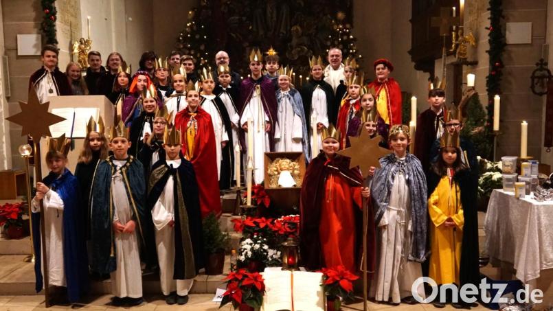 Kinder und Jugendliche der KJG, der Ministranten und der Firmlinge beteiligen sich in der Amberger Pfarrei Hl. Dreifaltigkeit an der Sternsingeraktion. Bild: Pfarrei Hl. Dreifaltigkeit/exb