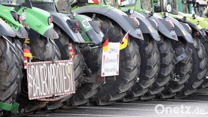 Am 8. Januar starten die Bauernproteste. In Bayern gibt es Demonstrationen in München, Nürnberg und Augsburg, an denen auch Oberpfälzer Landwirte teilnehmen werden. Symbolbild: Carsten Rehder/dpa
