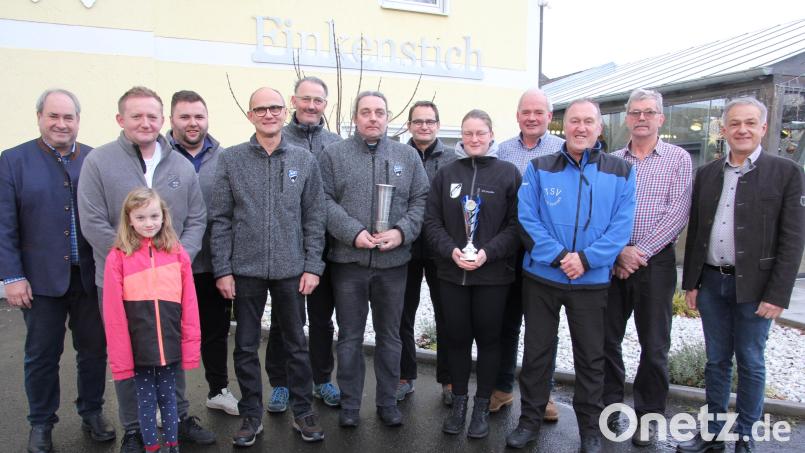 Das Siegerfoto zum Landkreispokal der Eisstockschützen: (von links) Dritter Bürgermeister Josef Schwägerl, Turnierleiter Andreas Reichl mit Tochter, Turnierleiter Philipp Weiß, Matthias Schnurrer, Christian Stark, Thomas Klein, Gerald Schnurrer (alle SF Kondrau), Tanja Gallitzendörfer, Gottfried Härtl, Walter Trottmann, Norbert Härtl (alle Dorfgemeinschaft Frauenreuth) und Landrat Roland Grillmeier. Bild: kro