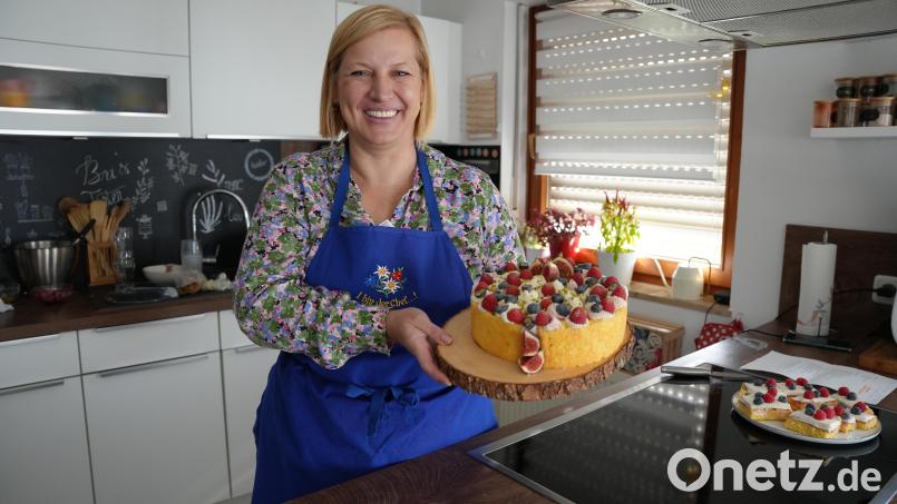 Brigitte Reckerth gibt bei jeder Torte ihr Bestes. Bild: Laura Fröhler