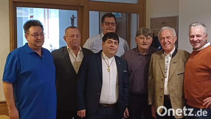 Josef Scheck (Zweiter von rechts) mit den Gratulanten zu seinem Geburtstag (von links): Uwe Fischer (SRK Michelfeld), Wilhelm Hirsch (Obmann Schiedsrichter-Gruppe Weiden), Martin Köppl (hinten, SpVgg Moosbach), Pater Ivan Hamburg (Pfarrei Michelfeld), Christian Schatz (Flembachkickers Steinamwasser) und Karl Merkl (ASV Michelfeld). Bild: obl