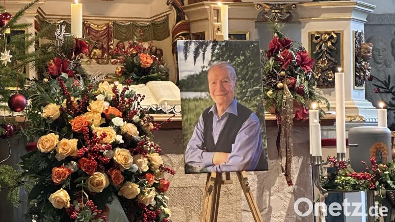 Während des Trauergottesdienstes für Otto Lehner in der Kirche von Regnitzlosau wurde mit einem Bild an den Oberviechtacher Ehrenbürger erinnert. Bild: slu