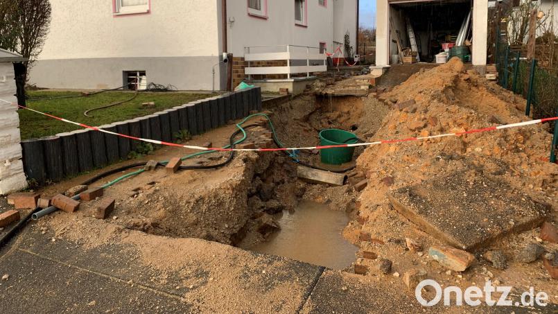 Im Hof von Tobias Trettenbach sieht es aus, als hätte eine Bombe eingeschlagen. Das Kanalrohr musste vorläufig entfernt werden, weil darüber immer wieder das Wasser vom Straßenkanal ins Haus zurückgedrückt wurde. Bild: Stephan Huber