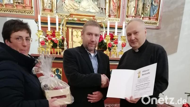 Mesner Gerald Schultes (Mitte) ist seit 25 Jahren im Dienst. Pfarrgemeinderatssprecherin Edith Schön und Stadtpfarrer Georg Flierl bedankten sich bei ihm. Bild: Pfarramt Tirschenreuth/exb
