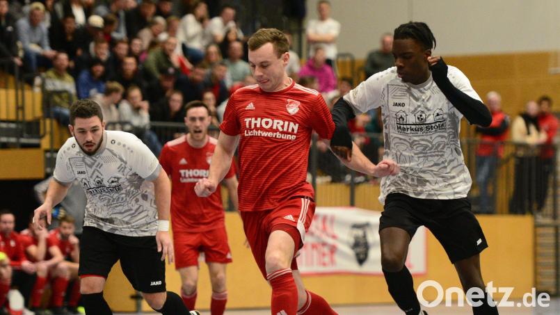 Die SpVgg Pfreimd (Maximilian Herzog, rotes Trikot) ist als Titelverteidiger automatisch für die Endrunde der Futsal-Kreismeisterschaft qualifiziert. Beim Vorrundenturnier in Nittenau tritt die SpVgg außer Konkurrenz an. Archivbild: mhs
