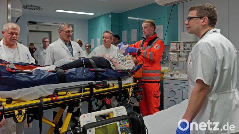 Kurz vor der Eröffnung der neu gebauten Zentralen Notaufnahme in Tirschenreuth gab es eine Schauübung. Das Krankenhaus Tirschenreuth ist einer von noch drei stationären Versorgungsstandorten der Kliniken Nordoberpfalz AG. Der Landkreis Tirschenreuth will den vollen Betrieb der Notfallambulanz künftig selbst finanzieren. Archivbild: tr