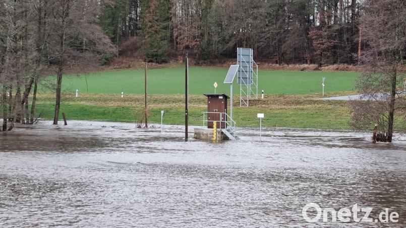 Weiterhin sorgen Niederschläge für neues Wasser auf Böden und in Flüssen. Die Messstelle der Fichtelnaab in Erbendorf war durch das Hochwasser von allen Seiten von Wasser umgeben. Bild: kaz
