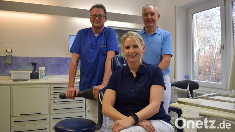 Zahnärztin Dr. Lucia Bodenstein-Schlicht (Mitte) steigt zum 1. Januar als Partnerin in die Gemeinschaftspraxis von Dr. Peter Sammüller (rechts) und Dr. Michael Hubrich (links) mit ein. Bild: szl