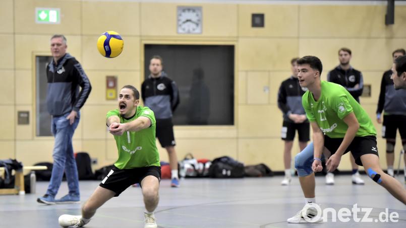 Timon Wölfl (links) vom Volleyball-Drittligisten VC DJK Amberg feiert nach langer Verletzungspause sein Comeback. Archivbild: Hubert Ziegler