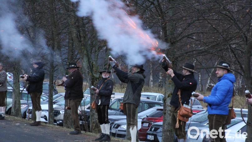 Krachen ließen es die Böllerschützen der &quot;Ringelstein&quot;-Schützen Ottengrün am Neujahrstag in Bad Neualbenreuth beim Grenzlandturm. Bild: kro