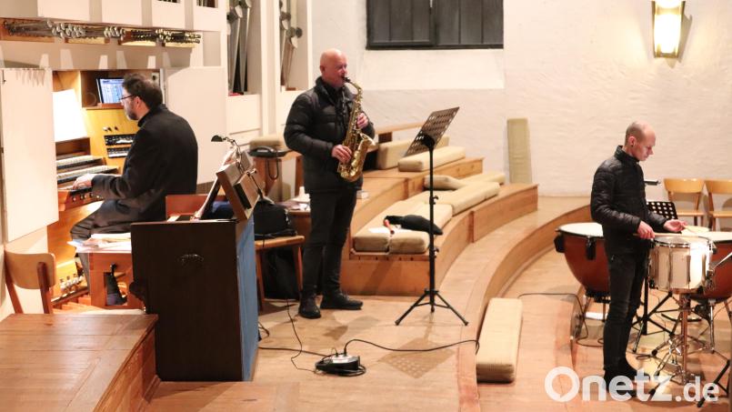 Dekanatskantor Gerd Hennecke an der Orgel, Saxophonist Stefan Frank und Schlagwerker Philipp Senft (von links) ließen beim Silvesterkonzert in der Christuskirche hinter ihrer Musik so manchen Schalk aufblitzen. Bild: cog