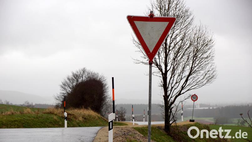 Die Gemeinde hat an der Straße von Ahornberg nach Poppenberg schon ein neues „Vorfahrt achten“-Schild aufgestellt. Bild: bkr