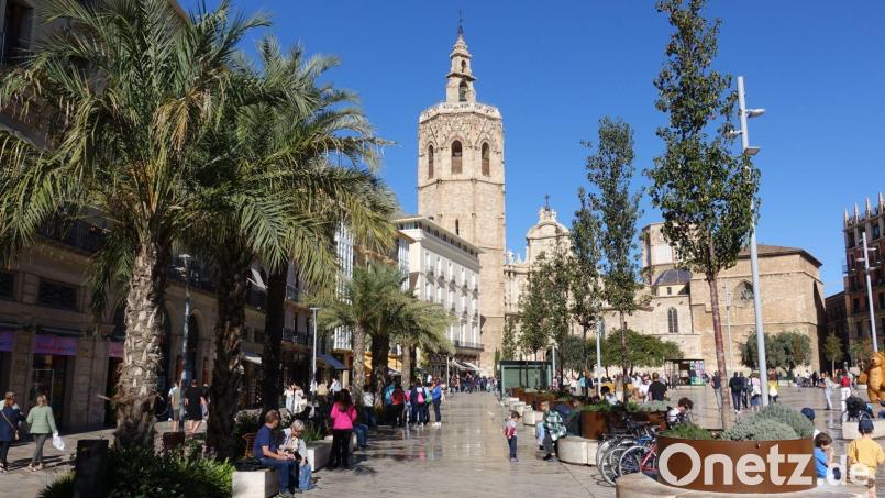 Begrünt und nun verkehrsberuhigt: der Platz vor der Kathedrale von Valencia, der Catedral de Santa María de Valencia. Bild: Andreas Drouve/dpa