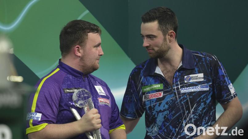 Der neue Darts-Weltmeister Luke Humphries (rechts) und der unterlegene Luke Littler haben sich nach einem klasse WM-Finale einiges zu erzählen. Bild: Kin Cheung