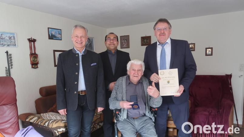 Zum 90. Geburtstag gratulieren dem „besten Nachtwächter der Welt“ Bürgermeister Hans-Martin Schertl (rechts), sein Stellvertreter Thorsten Grädler (links) und Pater Jimmy Joseph (hinten). Bild: rha