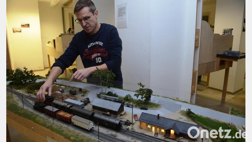 Thomas Sax hat in jahrelanger akribischer Arbeit die Bocklstrecke von Vohenstrauß nach Eslarn detailgenau im Maßstab 1:87 nachgebaut. Bild: bey