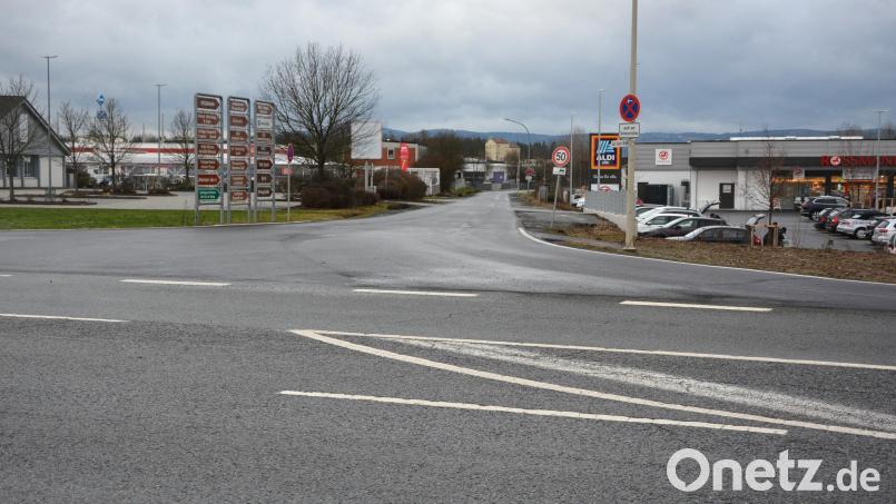 Die Carl-Zeiss-Straße (hinten, Mitte) im Mitterteicher Industriegebiet Birkigt wird heuer auf einer Länge von 850 Metern ausgebaut und um einen Fuß- und Radweg ergänzt. Kurz vor der Abzweigung von der Wiesauer Straße her kommend wird auf der Staatsstraße (vorne) ein Fahrbahnteiler als Querungshilfe geschaffen. Die Maßnahmen stehen im Zusammenhang mit den Neubauten von Aldi und Rossman (rechts). Bild: jr