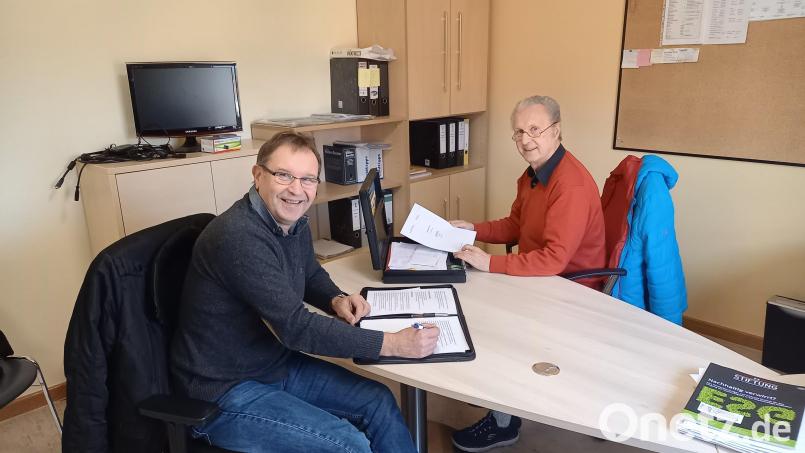 Nach fest zehn Jahren beenden Norbert Auer (links) und Hans Müller ihre ehrenamtliche Tätigkeit als Stiftungsverwalter im Altenheim von Pfreimd. Vor dem letzten Rundgang nehmen sie sich Zeit für eine Bilanz. Bild: bl