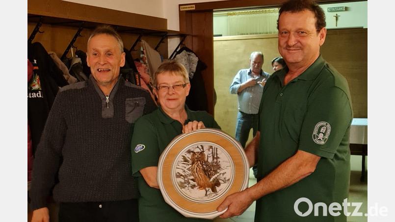 Erster Schützenmeister Helmut Werner (rechts) und zweiter Schützenmeister Michael Knott überreichen die letzte Ehrenscheibe der Jahres 2023 an die sichtlich erfreute Sieglinde Knott. Bild: Kerstin Werner/exb