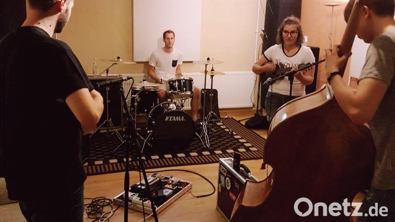 Die Musikinitiative Vohenstrauß (MiVoh) muss aus dem Musikzentrum (Muz) im Kellerraum am Hallenbad in Vohenstrauß ausziehen. Vorsitzender Hannes Gilch (am Schlagzeug) kann sich bei den Renovierungsarbeiten in der Alten Glasfabrik auf die Unterstützung seiner engagierten Mitglieder verlassen. Bild: Thomas Meyer/exb