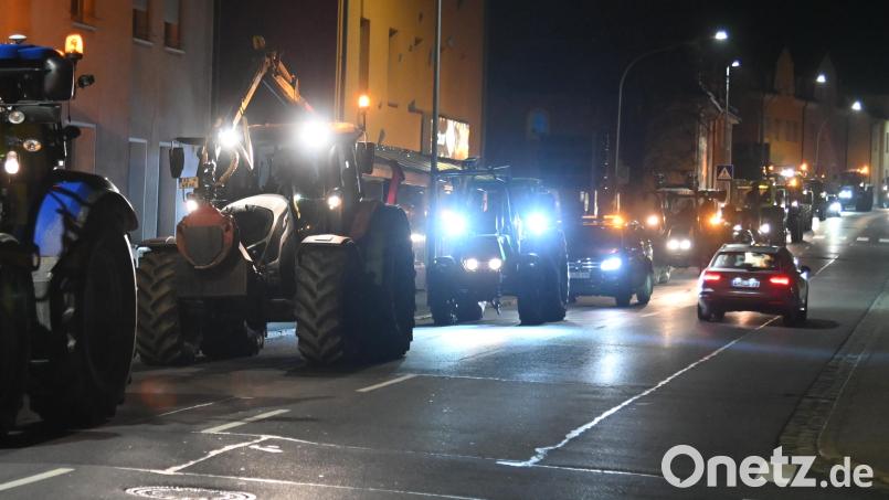 Bauernprotest in Amberg. Am 30. Dezember waren Landwirte mit ihren Maschinen auf den Straßen in und um Amberg unterwegs. Am Montag, 8. Januar, treffen sich die Bauern erneut um 9 Uhr auf dem Dultplatz zur Protestfahrt. Bild: gf