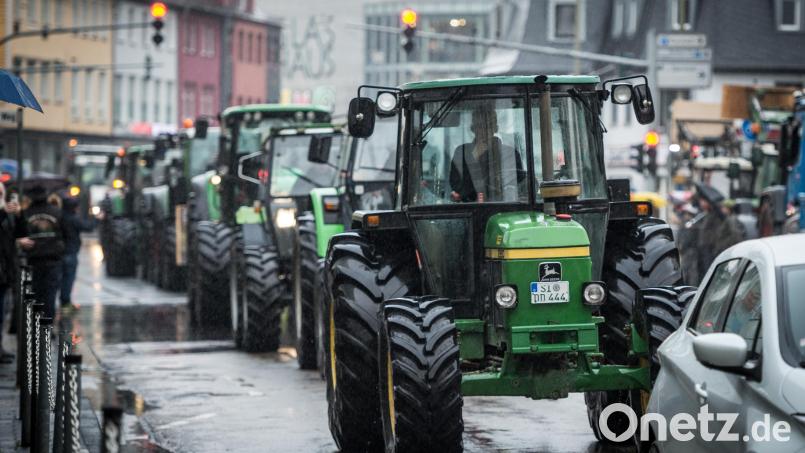Am Montag werden Autos, aber auch Traktoren und Lastwagen die Weidener Straßen und die B22 für eine Demo verstopfen. Symbolbild: Christian Knieps/dpa