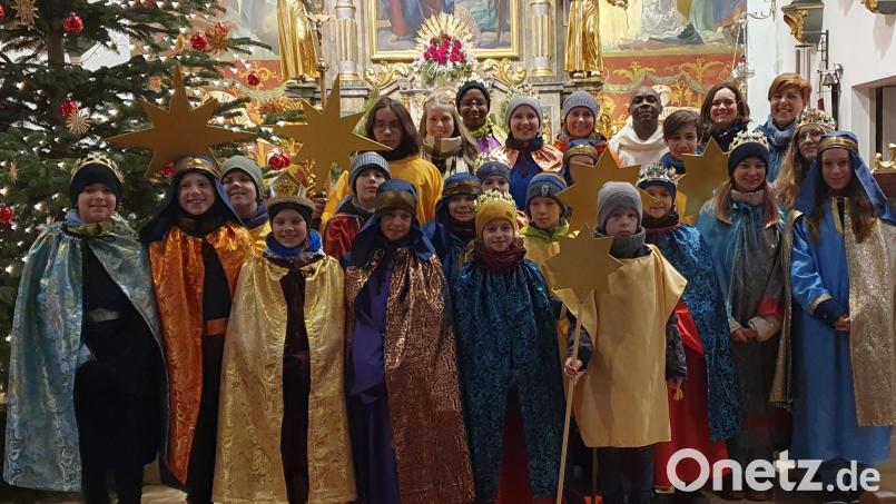 Sternsinger ziehen in Störnstein in fünf Gruppen von Haus zu Haus Bild: mas