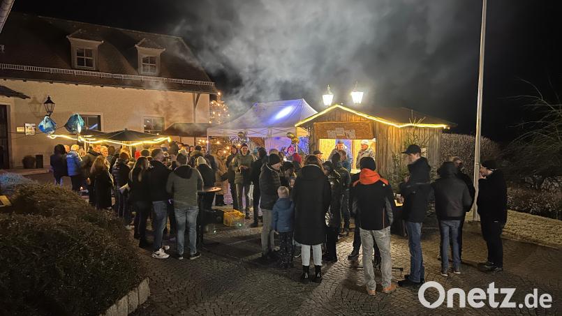 Die Flossenbürger begrüßen am Rathaus gemeinsam das neue Jahr. Bild: cro