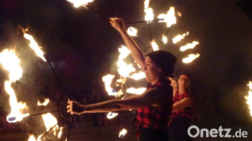 Feuer und Flamme für Fensterbach: Von den Feierlichkeiten zum 50-Jährigen Bestehen der Gemeinde wird ganz besonders die nach Einbruch der Dunkelheit inszenierte Show in Erinnerung bleiben. Archivbild: Houschka