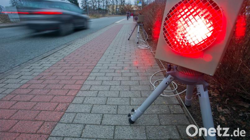 33 Autofahrer haben sich bei einer Geschwindigkeitskontrolle in Schwarzenbach an der Saale nicht an die zulässige Höchstgeschwindigkeit gehalten. Symbolbild: Jens Büttner/dpa