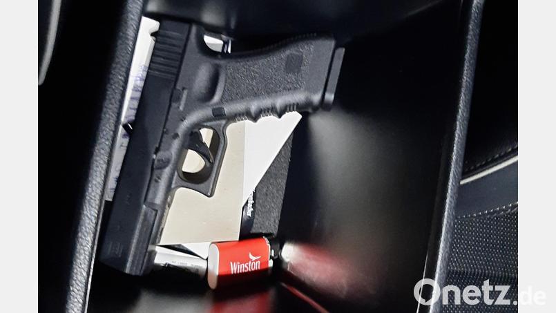 In Tschechien gekauft, in Deutschland beschlagnahmt: Ein Grieche wollte diese Waffe in der Mittelkonsole seines Wagens einführen. Bild: Bundespolizei