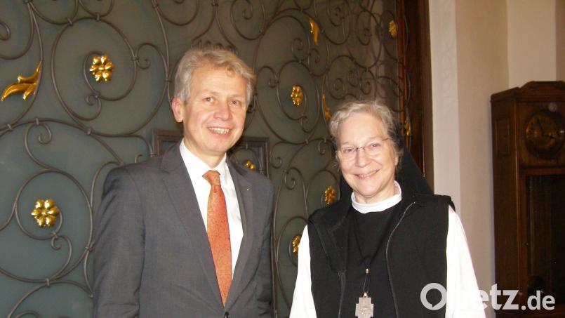 Äbtissin M. Laetitia Fech (im Bild mit Präsident Prof. Dr. Clemens Bulitta) ist in den Hochschulrat der OTH Amberg-Weiden berufen worden. Das Gremium traf sich kürzlich in der Abtei Waldsassen zur Strategieklausur. Bild: pz
