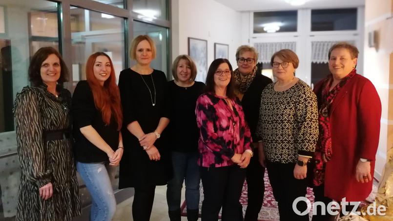 In der Personalversammlung werden Mitarbeiterinnen für ihre Treue und den Abschluss ihrer Ausbildungsmaßnahmen geehrt. Im Bild (von links) Pflegedienstleitung Hannelore Rückerl, Josephine Nilius, Sabine Berger, Melanie Lindauer, Karoline Wild, Einrichtungsleitung Sonja Horn, Monika Fichtinger und Geschäftsführerin Michaela Mösbauer. Bild: Mösbauer/exb