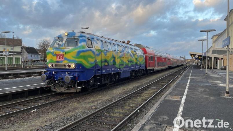 Am Tag nach dem Fahrplanwechsel war die DB-Regio auf der Strecke unterwegs, sogar mit einem Zug mit Sonderlackierung. Danach gab es laut &quot;Pro Bahn&quot; immer häufiger Ausfälle. Archivbild: hfz