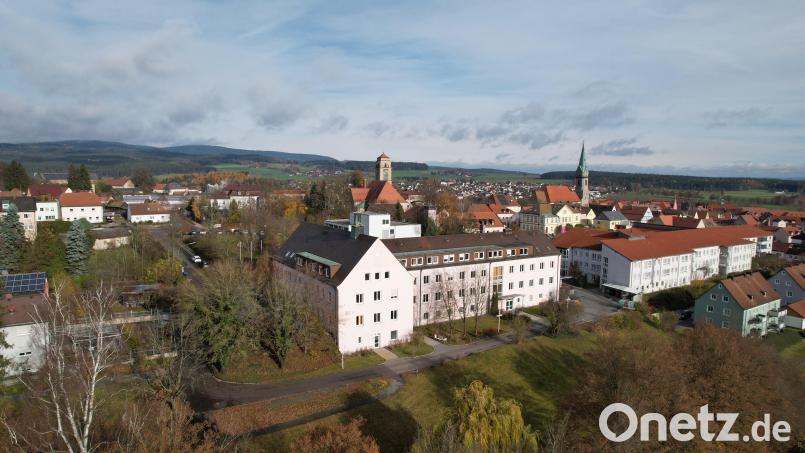 Die Steinwaldklinik ist seit 1996 im ehemaligen Krankenhaus Erbendorf untergebracht. Wegen baulicher Defizite soll die Reha bis in zwei Jahren eine neue Heimat im Krankenhaus Tirschenreuth finden. Bild: rw
