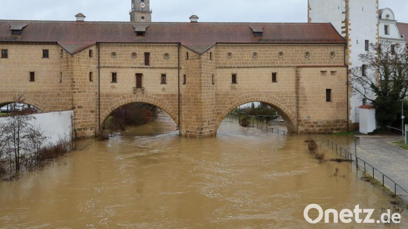 In Amberg ist die Vils kurz vor Weihnachten über die Ufer getreten. Die Einsatzkräfte von THW und Feuerwehr hatten alle Hände voll zu tun. Bild: Wolfgang Steinbacher