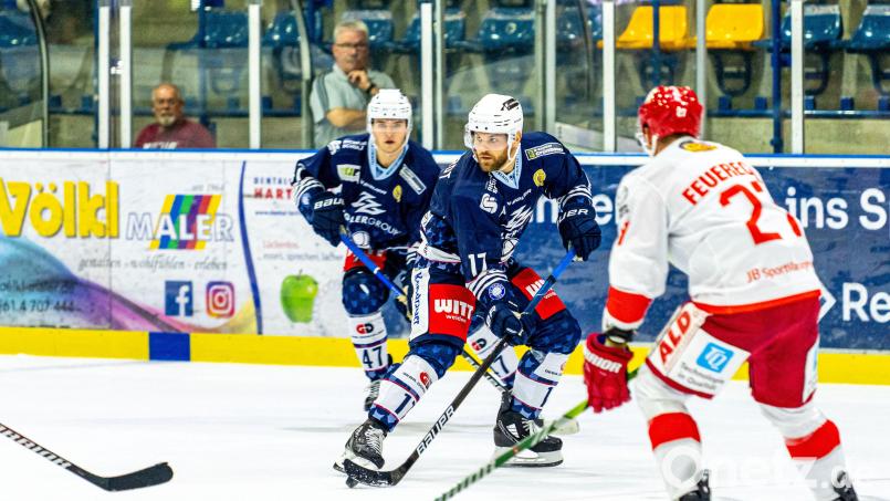 Die Blue Devils treffen am Wochenende auf den EC Peiting und den SC Riessersee. Verteidiger Markus &quot;Beppi&quot; Eberhardt (Mitte) feiert nach Verletzungspause sein Comeback. Archivbild: Elke Englmaier