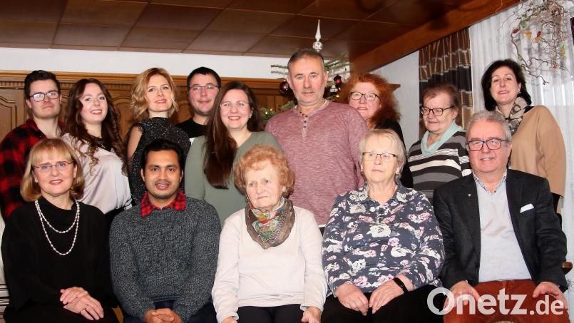 Die Schönfelderin Theresia Maierhöfer (sitzend, Dritte von links) feierte mit der Familie und vielen weiteren Gästen ihren 90. Geburtstag. Bild: wro
