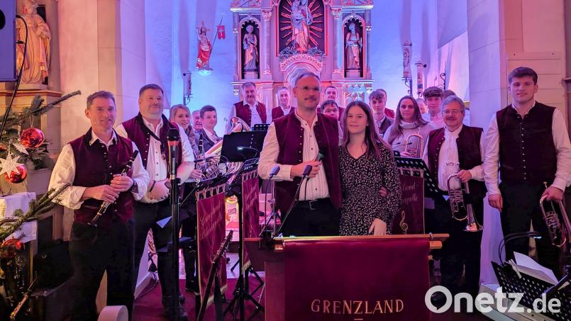 Die Grenzland-Blaskapelle Dietersdorf glänzt beim Konzert. Es ist auch die Plattform, um talentierte Eigengewächse vorzustellen. Bild: Posset/exb